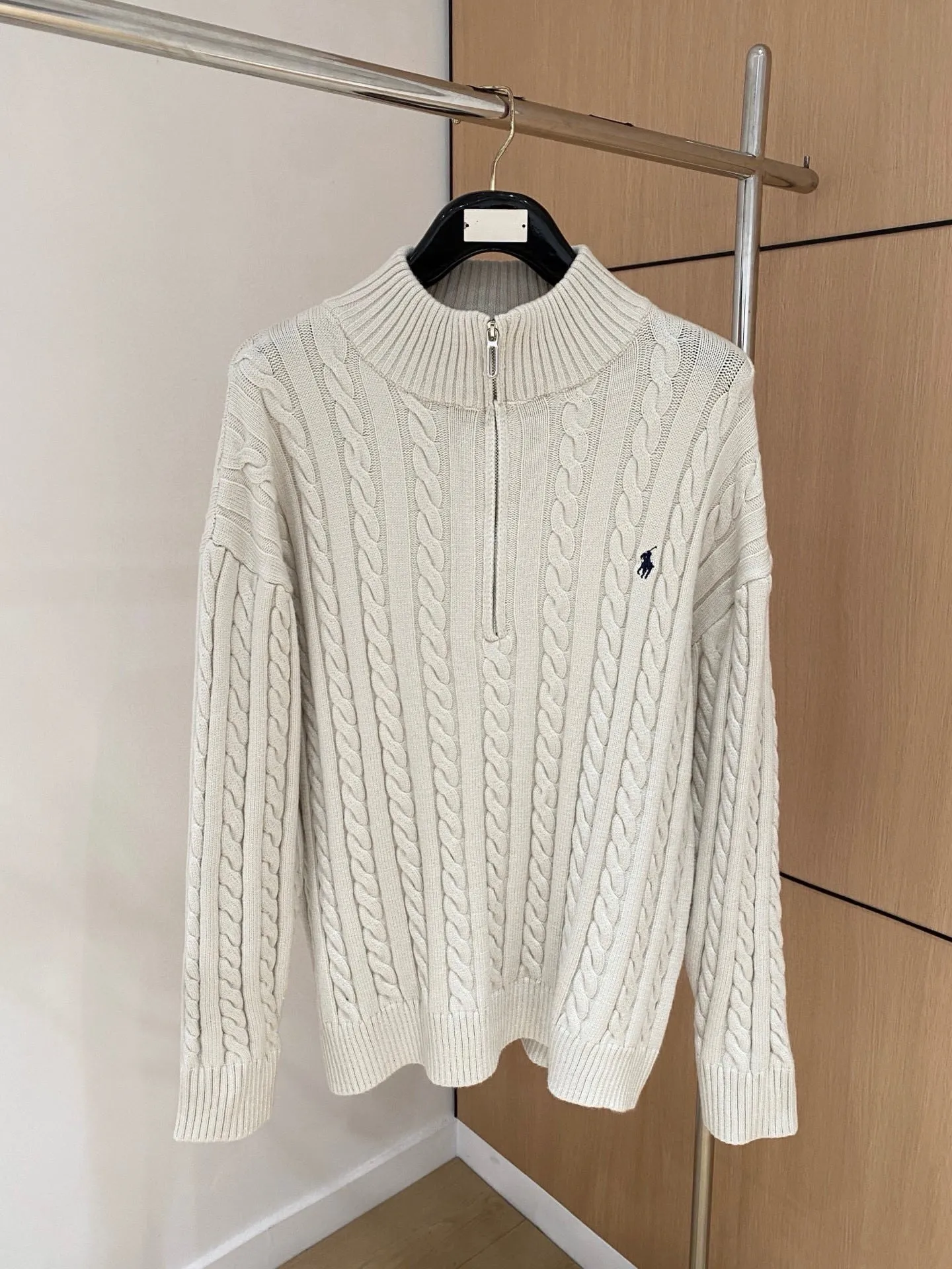 🅿️420 【POLO Paul】Autumn and winter classic round neck pullover sweater, in full condition! ! ! Wool blended fabric, the latest model in 2025, golden ratio! ! Slim-fitting soft gold, versatile and practical item, the combination and practicality are extremely powerful, simple and elegant, and classy! To create your own style, it is highly recommended to buy it in two colors. The standard slim fit tailoring process is suitable for both young and old men. It is knitted from wool and will not cause any discomfort! While keeping warm, it is stylish, textured and wearable, and the classic logo with contrasting colors on the chest feels in place! ! Recommended for regular customers! ! Size M-3XL (maximum wear: 190 pounds)